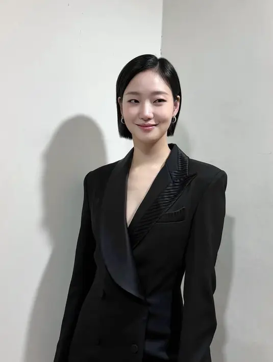 Kim Go Eun pun jadi artis Korea yang tampil dengan rambut pendek model bob di tahun 2025. Ia pun tampil lebih dengan rambut bob pendek hitam tanpa poni. [@ggonekim]