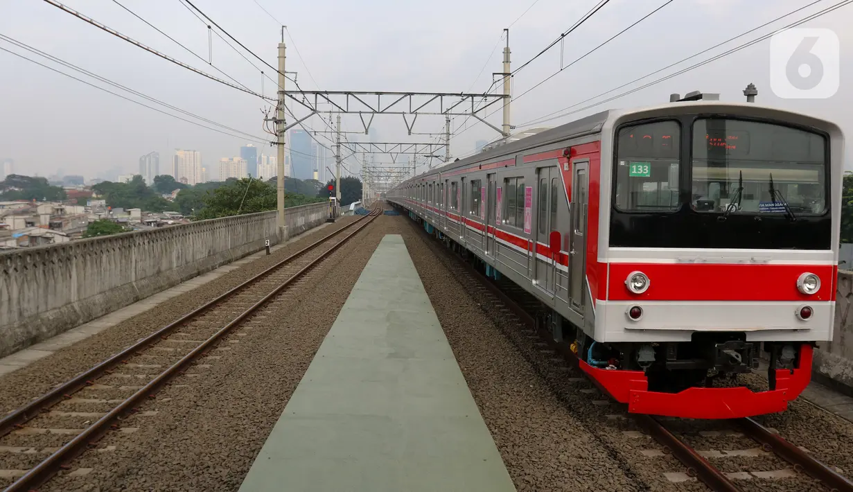 KRL melintas di Stasiun Matraman, Jakarta, Jumat (17/6/2022). Uji coba pengoperasian Stasiun Matraman yang berada di antara lintas Stasiun Manggarai dan Stasiun Jatinegara ini diharapkan dapat menjadi salah satu alternatif bagi pengguna untuk naik dan turun selain di kedua stasiun tersebut. (Liputan6.com/Herman Zakharia)