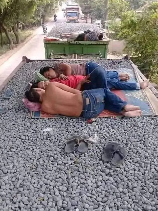 7 Potret Cara Sopir Truk Tidur dalam Perjalanan Ini Bikin Geleng Kepala