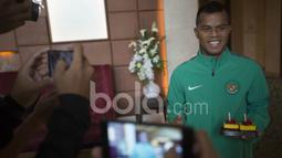 Manahati Lestusen menerima melkaukan sesi foto bersama kue Ulang tahun dari official dan pemain Timnas Indonesia di Hotel Grand Fourwings, Thailand. (Bola.com/Vitalis Yogi Trisna) 