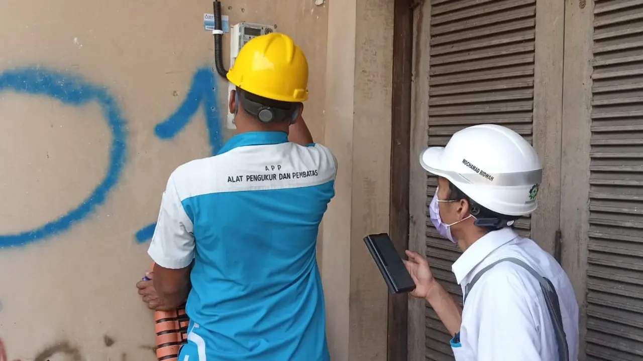 PLN memberikan sambung baru listrik gratis kepada Ibu Eny dan Tiko yang tinggal di sebuah rumah tak terawat di Cakung, Jakarta Timur melalui program Light Up The Dream