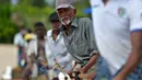 Para nelayan Sri Lanka menarik jaring ikan di pantai di Trincomalee (5/5). Trincomalee adalah kota pelabuhan di bagian timur Sri Lanka. (AFP Photo/Ishara S Kodikara)