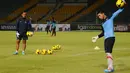 Pelatih kiper Timnas Indonesia U-19, Djarot (kiri) memperhatikan serius latihan yang dilakukan Moch Diky Indriyana di Stadion GBK Jakarta, (6/5/2014). (Liputan6.com/Helmi Fithriansyah)