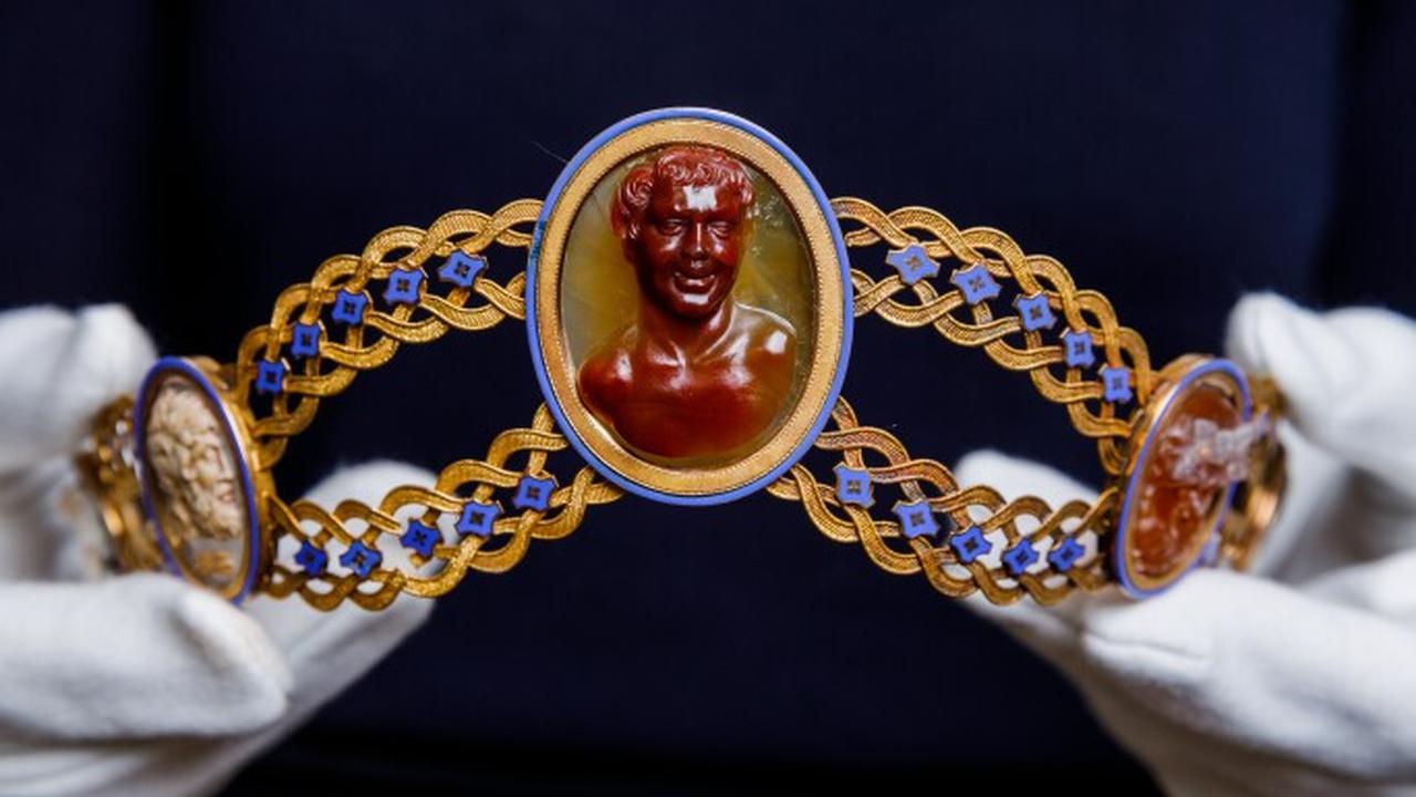 Sepasang Tiara Permaisuri Napoleon Bonaparte Dilelang, Harga Dibuka Mulai dari Rp9,8 M