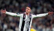 Dusan Vlahovic dari Juventus merayakan gol yang mengubah skor jadi 2-0 dalam pertandingan Serie A antara Juventus dan Udinese di Allianz Stadium, Minggu, 18 Mei 2025. (Spada/LaPresse via AP)