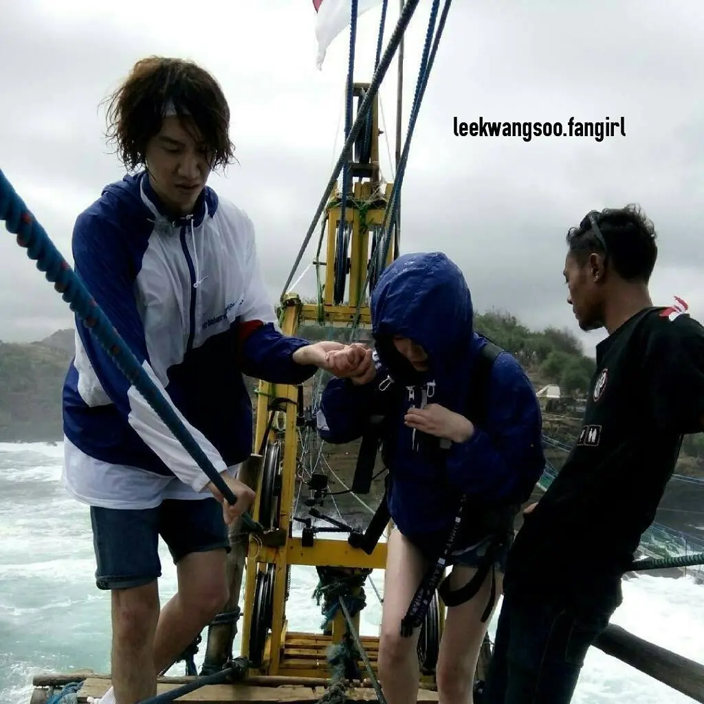Lee Kwang Soo saat syuting Running Man di Pantai Timang, Gunung Kidul, Yogyakarta (sumber: Instagram/leekwangsoo.fangirl)
