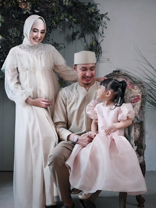 Kartika Putri pemotretan di usia kehamilan 8 bulan.