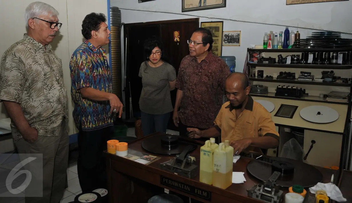 Kandidat Gubernur DKI, Rizal Ramli (kedua kanan) mengamati pekerja yang tengah melakukan perawatan film ketika mengunjungi Lembaga Sinematek Indonesia di Jakarta, Rabu (14/9). (Liputan6.com/Gempur M Surya)