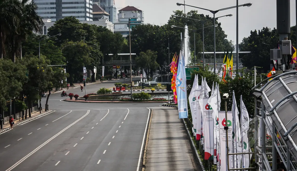Suasana jalan protokol (Medan Merdeka Barat dan Thamrin) tampak sepi dari kendaraan bermotor, Jakarta, Rabu (22/4/2015). Sejumlah ruas jalan utama di Jakarta ditutup untuk sementara saat puncak Konferensi Asia-Afrika (KAA). (Liputan6.com/Faizal Fanani)