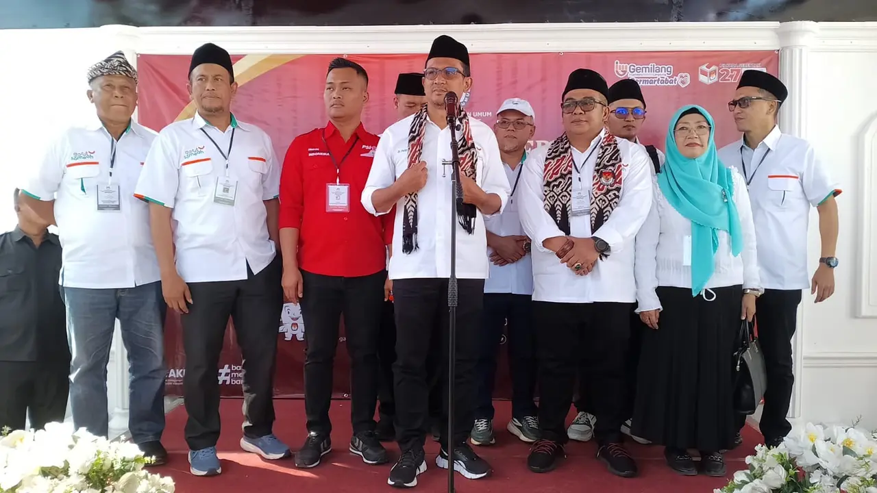 Ketua DPD PSI Garut Ramlan Gumilar  bersama pasangan Helmi Budiman-Yudi Nugraha selepas melakukan pendaftaran bakal calon pilkada Garut 2024 di kantor KPUD Garut. (Liputan6.com/Jayadi Supriadin)