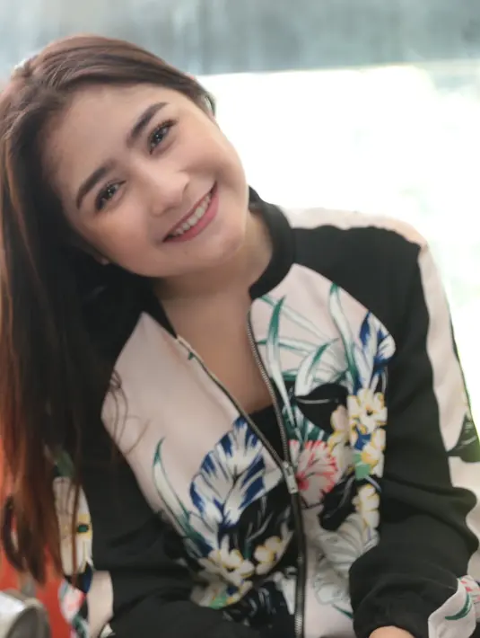 "Lagu tadi buat Nurul salah satu Prillvers yang dekat sama aku. Di manapun aku berada selalu ada dia bahkan seharusnya dia ada di sini," ucap Prilly usai menyanyikan lagu Sahabat Hidup. (Adrian Putra/Bintang.com)