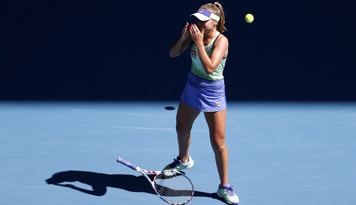 Petenis AS, Sofia Kenin melepas raketnya usai mengalahkan Ashleigh Barty dari Australia pada semifinal kejuaraan tenis Australia Terbuka 2020 di Melbourne, Australia, Kamis, (30/1/2020). Sofia Kenin menang dengan skor 7-6 dan 7-5. (AP Photo/Andy Wong)