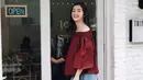 Seperti kali ini, Ranty hanya memakai celana jeans dengan off shoulder topnya yang berwarna merah. Wajahnya yang imut makin terlihat tirus dengan rambutnya yang dibiarkan terurai begitu saja. (Instagram/rantymaria)