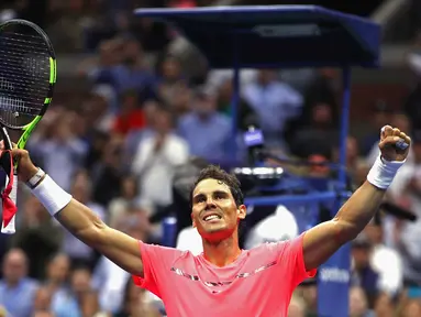 Petenis unggulan pertama asal Spanyol, Rafael Nadal berselebrasi setelah mengalahkan petenis Rusia, Andrey Rublev pada perempatfinal turnamen AS Terbuka 2017 di New York, Rabu (6/9). Nadal menang 3 set langsung 6-1, 6-1 dan 6-2. (Clive Brunskill/AFP)