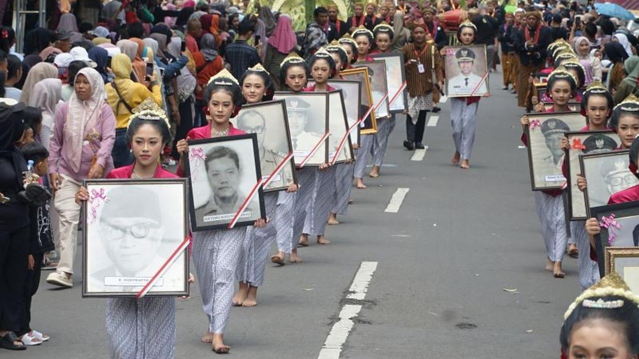 Fakta Unik Kirab Pusaka Trenggalek ke-831: Bupati Berbagi Sedekah Tolak Bala di Tengah Antusiasme Warga