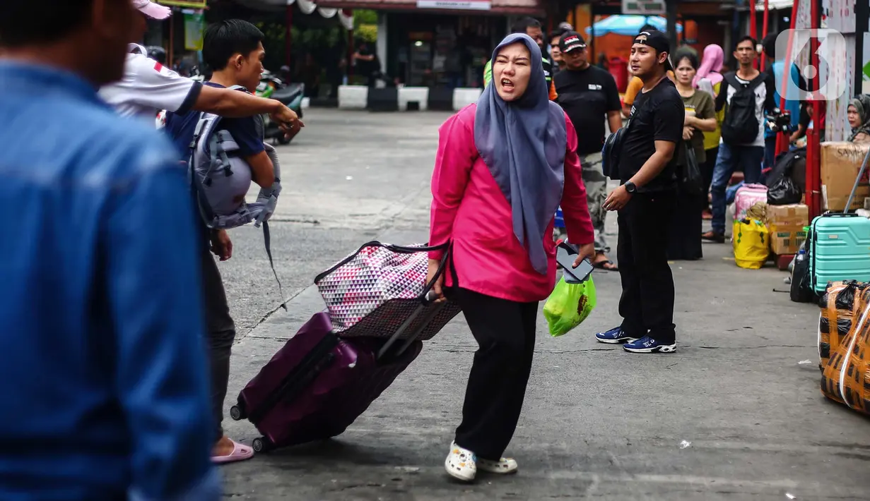 Mudik lebih awal juga untuk menghindari kenaikan harga tiket bus. (Liputan6.com/Angga Yuniar)