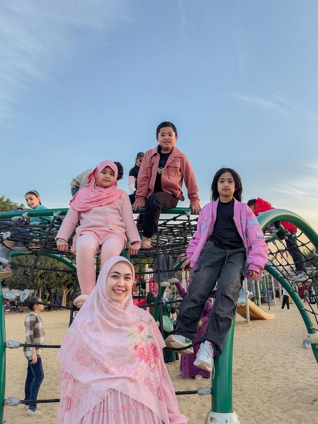 Kompak Berbusana Warna Pink, 5 Potret Oki Setiana Dewi Ajak Anak-Anak Main di Taman Kota Kairo  (credit: instagram/okisetianadewi).