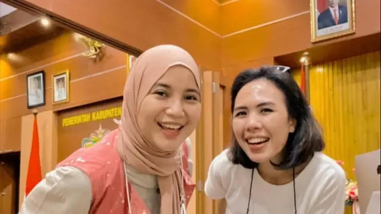 7 Model Baju Batik Hijab Kekinian Chaca Frederica, Inspirasi Gaya Modis Wanita 35 Tahun