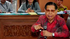 Pakar hukum pidana Yahya Harahap menjadi saksi pada sidang lanjutan praperadilan Mantan Menag Suryadharma Ali (SDA) di Pengadilan Negeri Jakarta Selatan (PN Jaksel), Senin (6/4/2015). (Liputan6.com/Yoppy Renato)