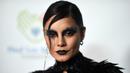 Vanessa Hudgens menghadiri Pesta Halloween "Thriller Night" yang diselenggarakan oleh Prince Michael Jackson di Jackson Family Home, Encino, California, Amerika Serikat, 28 Oktober 2022. Bibirnya berwarna hitam pekat dan pipinya ditaburi bronzer mengilap untuk tampilan bercahaya. (Photo by Richard Shotwell/Invision/AP)