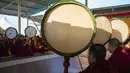 Biksu Buddha Tibet di pengasingan dengan genderang upacara berpartisipasi dalam sesi doa pagi untuk menyambut Tahun Kelinci Air di Dharamshala, India, Selasa (21/2/2023). Tahun Kelinci Air berakhir pada 9 Februari 2024 dan tahun Naga Kayu dimulai keesokan harinya pada 10 Februari 2024. (AP Photo/Ashwini Bhatia)