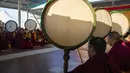 Biksu Buddha Tibet di pengasingan dengan genderang upacara berpartisipasi dalam sesi doa pagi untuk menyambut Tahun Kelinci Air di Dharamshala, India, Selasa (21/2/2023). Tahun Kelinci Air berakhir pada 9 Februari 2024 dan tahun Naga Kayu dimulai keesokan harinya pada 10 Februari 2024. (AP Photo/Ashwini Bhatia)