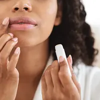 Ilustrasi Bibir Gelap (sumber: unsplash)