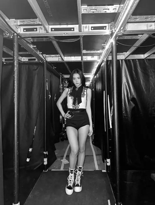 Ia memadukan dengan celana pendek denim yang menjadikan tampilannya kian seru. [Foto: @sooyaaa__]