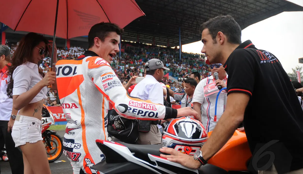 Marc Marquez (tengah) berbicara dengan salah satu tim teknisnya sesaat sebelum menjajal Honda CB150R StreetFire di Sirkuit Sentul, Bogor, (21/10/2014). (Liputan6.com/Helmi Fithriansyah)