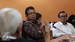 Ketua Komite Ekonomi dan Industri Nasional (KEIN),  Soetrisno Bachir mendengarkan penjelasan Mantan Menteri Pertambangan dan Energi Prof. Dr. Soebroto, M.A saat berdiskusi di Jakarta, kamis (31/3). (Liputan6.com/Angga Yuniar)