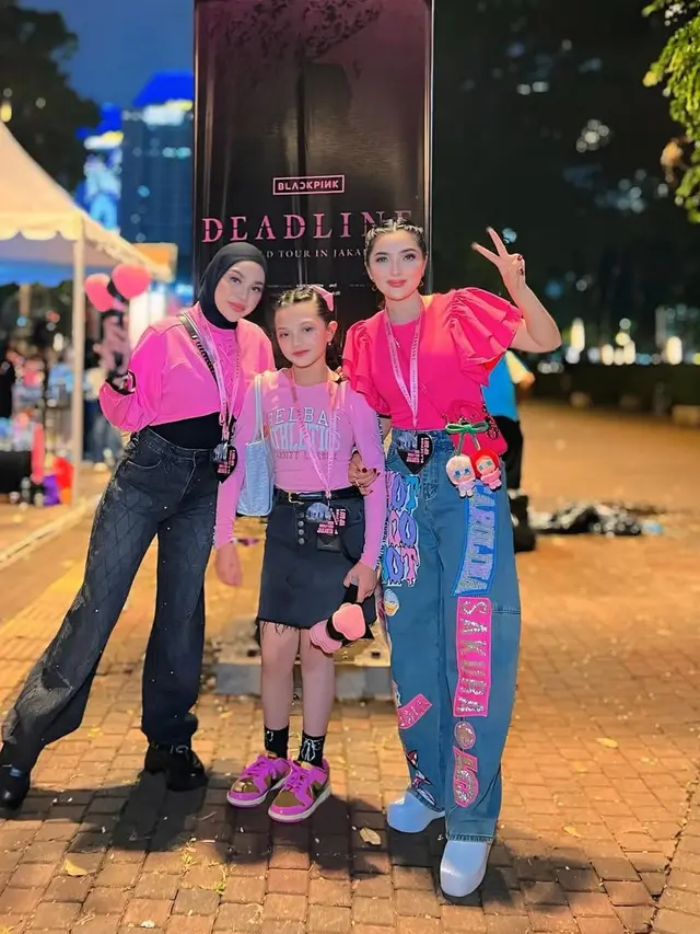Aurel Hermansyah, Arsy, dan Ashanty tampil serba pink di konser Blackpink. [@ashanty_ash]
