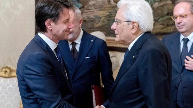 Perdana Menteri yang ditunjuk, Giuseppe Conte (kiri) menyalami Presiden Italia, Sergio Mattarella (kanan), di Roma (AFP/Happy Ferdian)