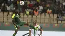 Bek Senegal, Saliou Ciss (kiri) berebut bola dengan pemain Burkina Faso, Cyrille Barros Bayala pada pertandingan semifinal Piala Afrika 2022 di stadion Ahmadou Ahidjo di Yaounde, Kamerun, Kamis (3/2/2022). Senegal menang atas Burkina Faso 3-1 dan lolos ke final. (AP Photo/Sunday Alamba)