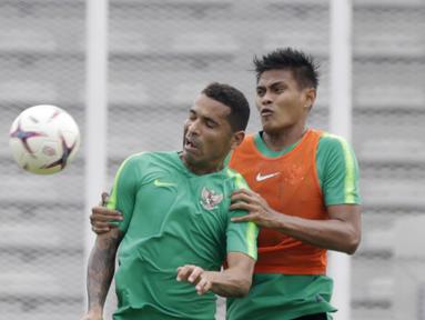 Pemain Timnas Indonesia, Beto Goncalves, duel udara dengan Fachruddin Aryanto saat latihan di Stadion Madya Senayan, Jakarta, Rabu (21/11). Latihan ini persiapan jelang laga Piala AFF 2018 melawan Filipina. (Bola.com/M. Iqbal Ichsan)