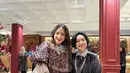Melengkapi penampilannya, Nagita membawa tas Loro Piana L19 Alligator berwarna burgundy yang eksklusif. Tas premium ini dikenal sebagai salah satu koleksi mewah dengan harga mencapai Rp200 juta. Dibuat dari material kulit alligator berkualitas tinggi, tas ini memancarkan kemewahan tanpa berlebihan, sejalan dengan estetika gaya Nagita yang elegan. [@raffinagita1717].