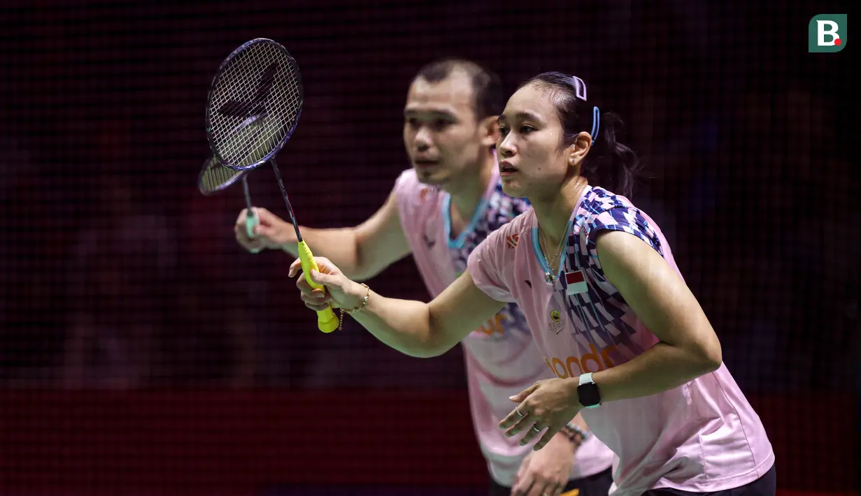 Pebulu tangkis ganda campuran Indonesia, Rinov Rivaldy/Lisa Ayu Kusumawati bersiap menerima servis dari pasangan Jepang, Hiroki Midorikawa/Natsu Saito dalam laga semifinal Indonesia Masters 2025 di Istora Senayan, Jakarta, Sabtu (25/01/2025). (Bola.com/Bagaskara Lazuardi)