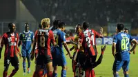 Duel Bintang Persipura Kontra Persib, Adu Cerdik Riki Vs Basna