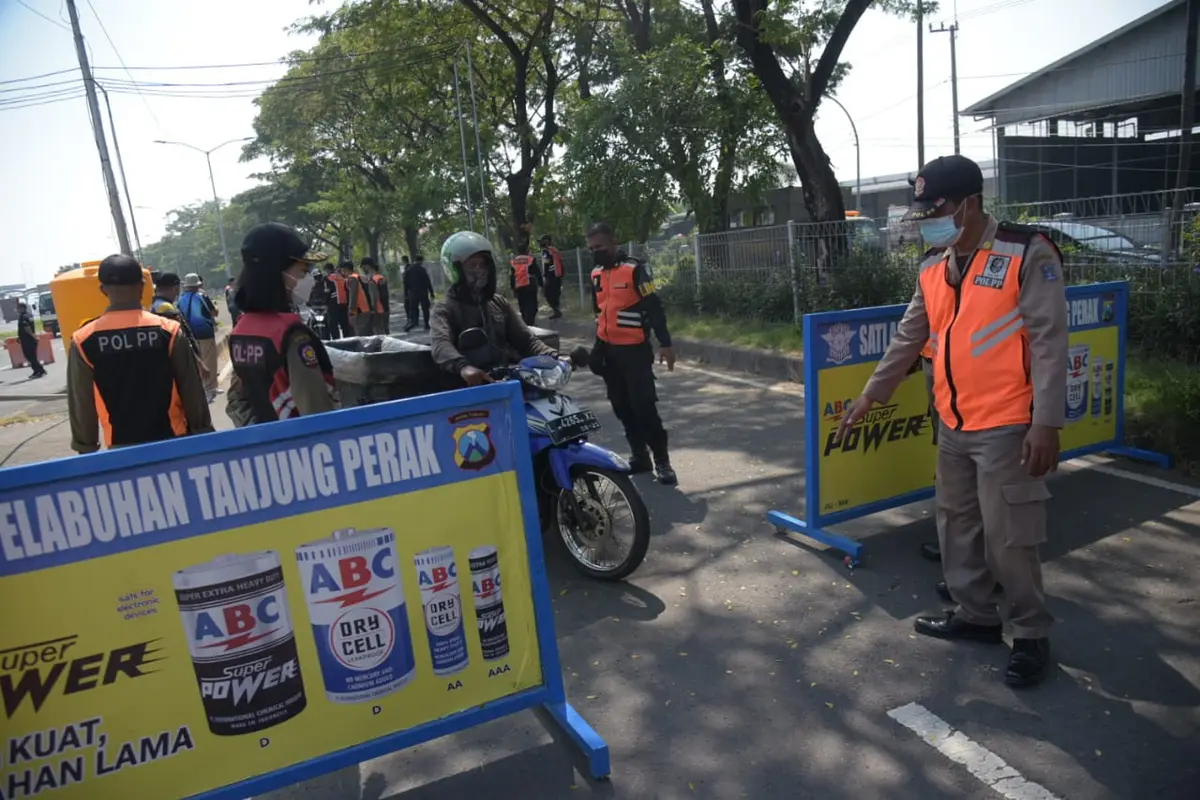 Penyekatan pengendara untuk tes Covid-19 di Jembatan Suramadu. (Dian Kurniawan/Liputan6.com)