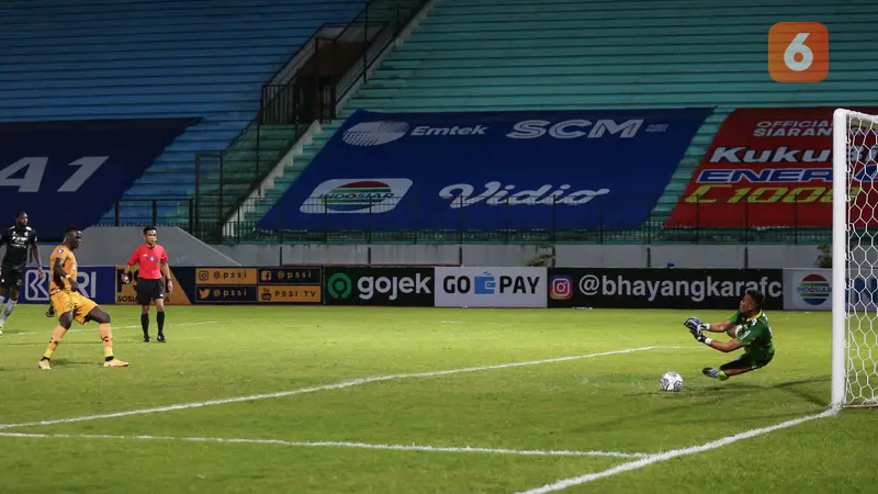 Foto: Teja Paku Alam Gagalkan Penalti Mantan, Persib Bandung Kalahkan Pemuncak Klasemen BRI Liga 1