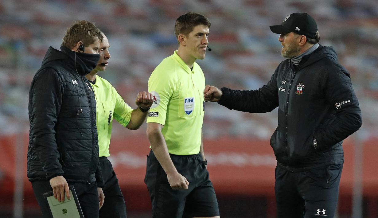 Southampton vs Manchester United. (2/2/2021). Manajer tim Southampton, Ralph Hasenhuttl (kanan) memprotes wasit Mike Dean usai berakhirnya laga melawan Manchester United. (AFP/Phil Noble/Pool)