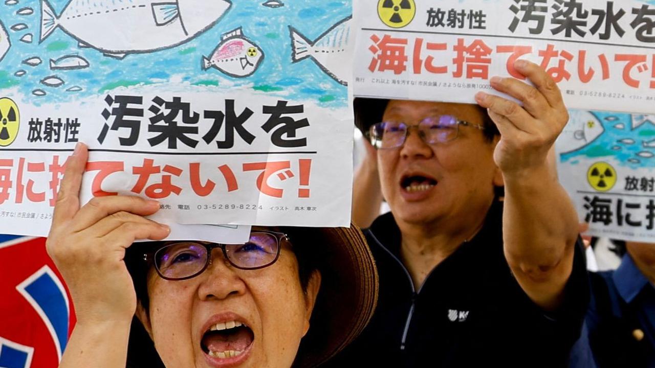 Warga Tokyo menggelar aksi protes tersebut di depan kantor pusat Tokyo Electric Power Company (TEPCO), operator pembangkit listrik tenaga nuklir di Tokyo, Jepang.