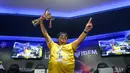 Atlet E-Sports Indonesia, Syamsul Arip mengangkat piala setelah menjuarai Lenovo Legion IDFM 2025 yang berlangsung di Sentinel Cyber Arena, Jakarta Timur, Minggu (23/02/2025). (Bola.com/Bagaskara Lazuardi)