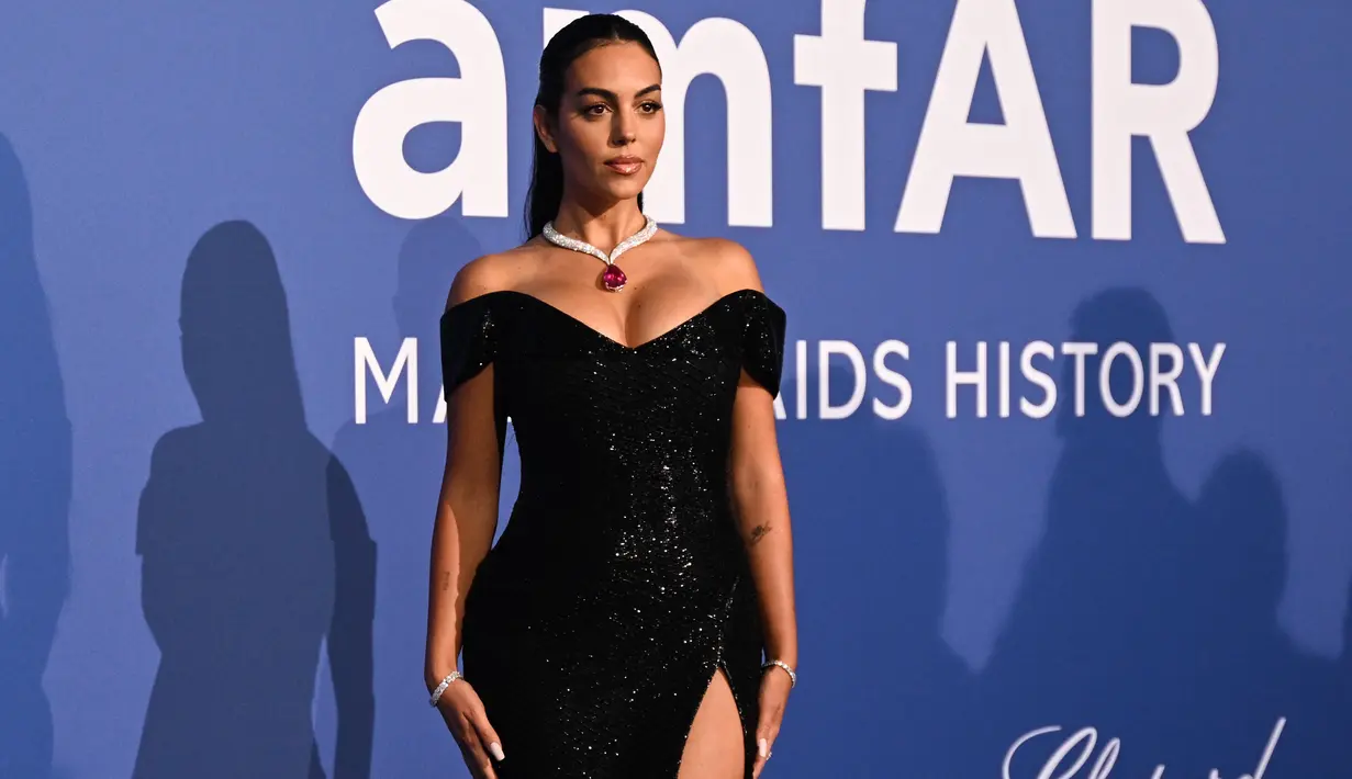 Kekasih Cristiano Ronaldo itu memamerkan belahan dadanya di bagian atas gaun bergaya Basque-nya, yang menampilkan tali off-shoulder yang cantik. (Patricia DE MELO MOREIRA / AFP)