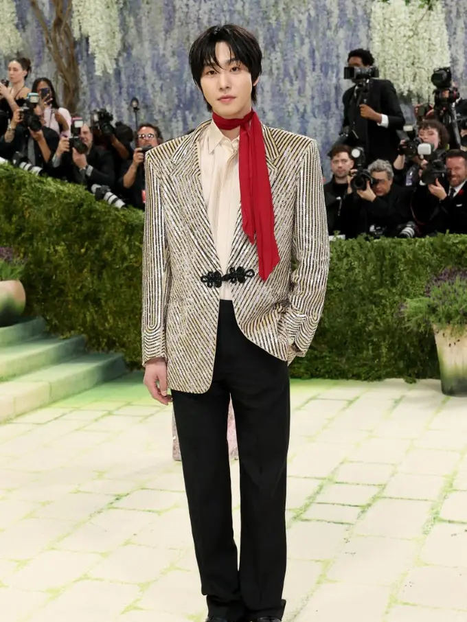 Debut Ahn Hyo Seop di Met Gala 2026 kenakan scarf merah.  Photo by MIKE COPPOLA / GETTY IMAGES NORTH AMERICA / GETTY IMAGES VIA AFP