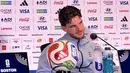 Declan Rice menjawab pertanyaan awak media dalam konferensi pers Timnas Inggris di Media Center Boston, Amerika Serikat, Senin (22/6/2026). Rice memastikan telah pulih dari cedera hamstring yang dialaminya saat Inggris mengalahkan Kroasia dan siap tampil menghadapi Ghana pada laga kedua Grup Piala Dunia 2026, Selasa (23/6/2026). (KLY Sports/Hery Kurniawan)