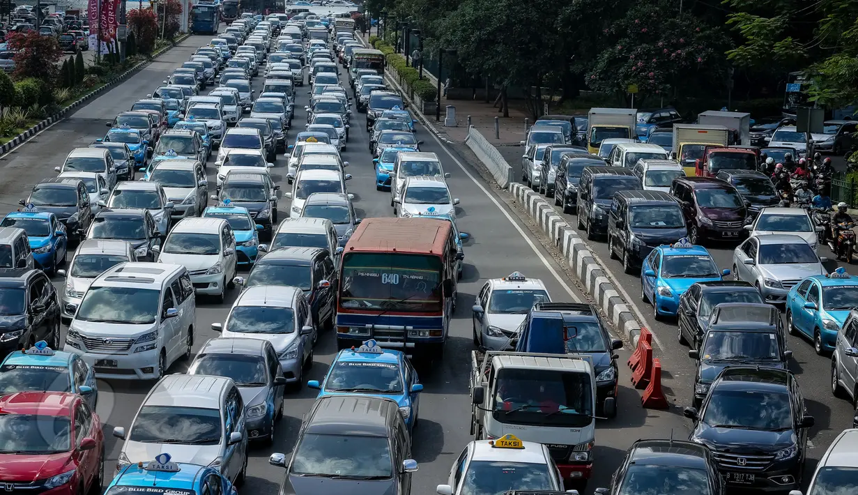 Kendaraan terjebak kemacetan di kawasan MH Thamrin, Jakarta, Kamis (4/6/2015). Data dari BPS menyebutkan, saat ini kecepatan rata-rata berkendara di Jakarta pada pagi hari di hari kerja hanya berkisar 5 km per jam. (Liputan6.com/Faizal Fanani)