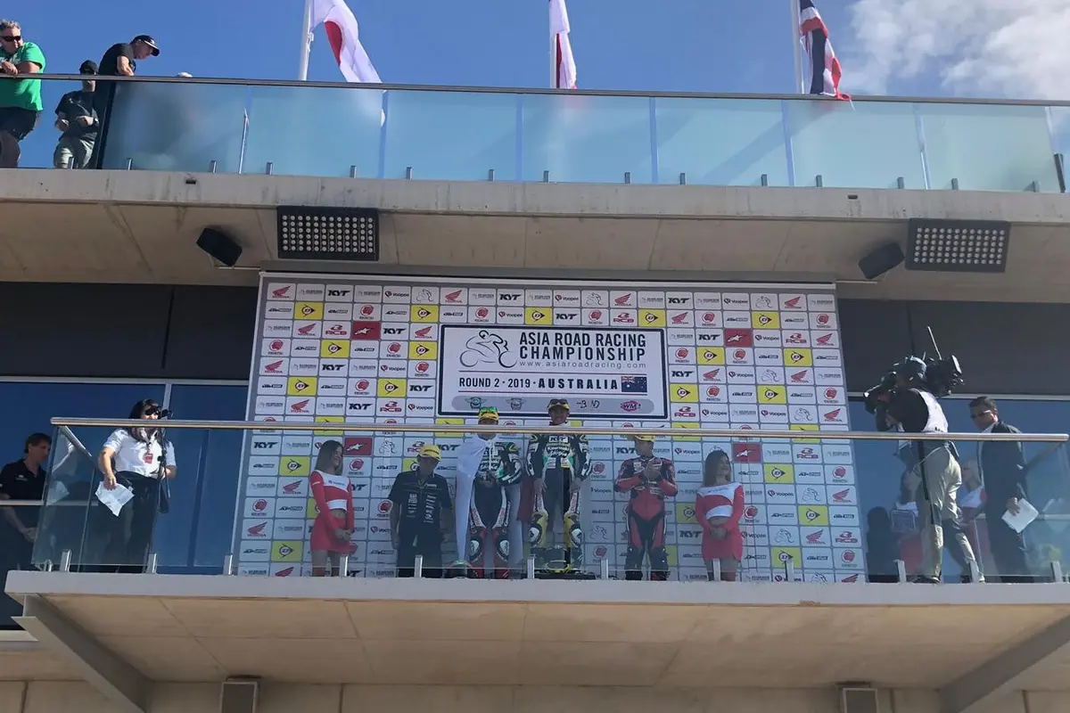 Andy Muhammad Fadly saat penyerahan tropi juara balapan pertama Asia Road Racing Championship 2019