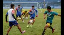 Gelandang timnas Indonesia, Ahmad Bustomi (kedua dari kanan) ikut berlatih bersama skuat Arema Cronus di Stadion Gajayana, Malang, Sabtu pagi (17/1/2015). (Liputan6.com/Faizal Fanani)