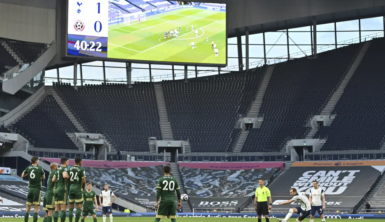 Penyerang Tottenham Hotspur, Harry Kane (kedua kanan) melakukan tendangan bebas saat bertanding melawan Sheffield United pada pertandingan Liga Inggris di Stadion Tottenham Hotspur, London, Senin (3/5/2021). Kemenangan ini membuat Tottenham naik ke posisi kelima. (Justin Setterfield/Pool via AP)