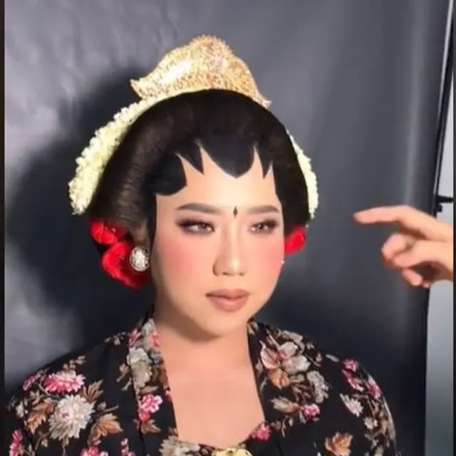 Pengantin Wanita Pakai Paes Meski Rambutnya Pirang, Bagaimana Tampilannya?